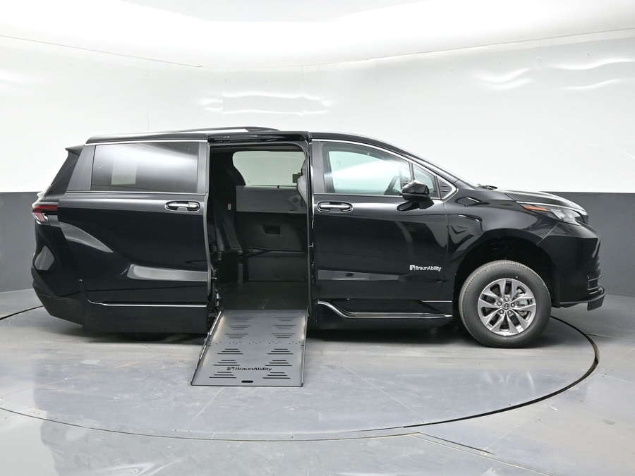 Black Toyota Sienna image number 7