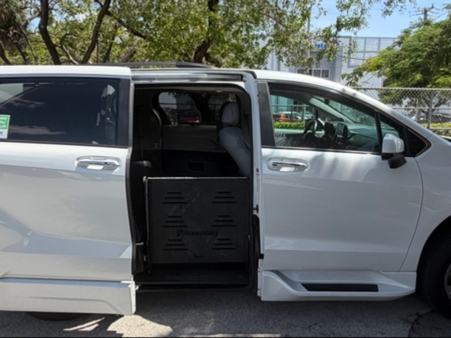 White Toyota Sienna image number 9