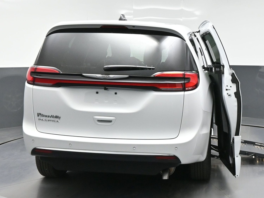 White Chrysler Pacifica image number 5