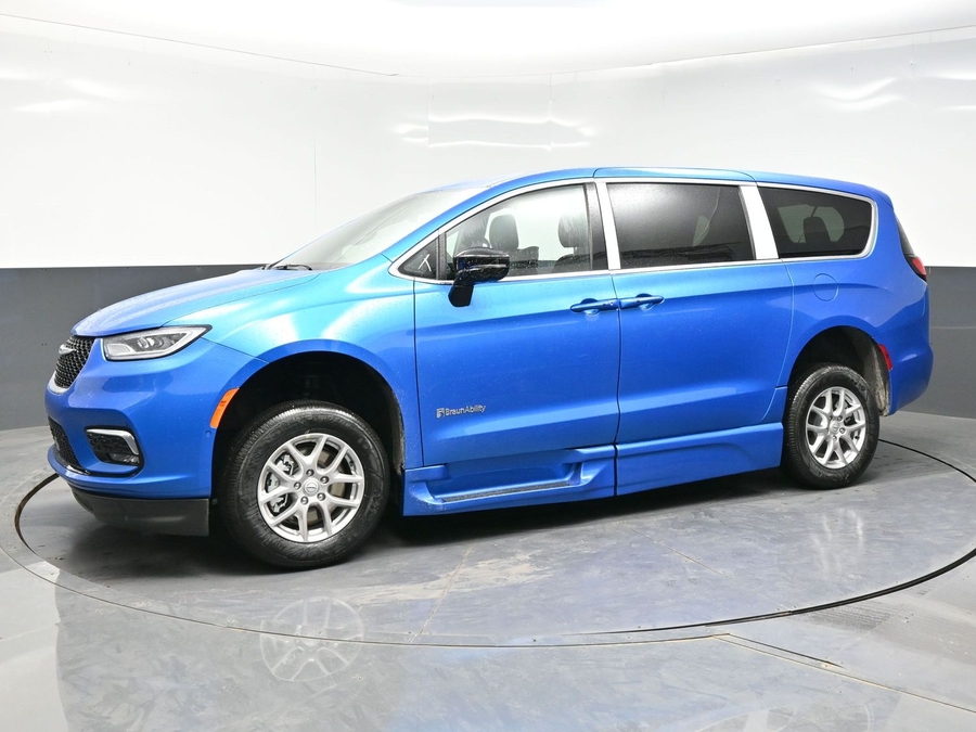 New 2026 Chrysler Pacifica Select Plus - BraunAbility Side Entry Entry Fold Out Automatic Ramp