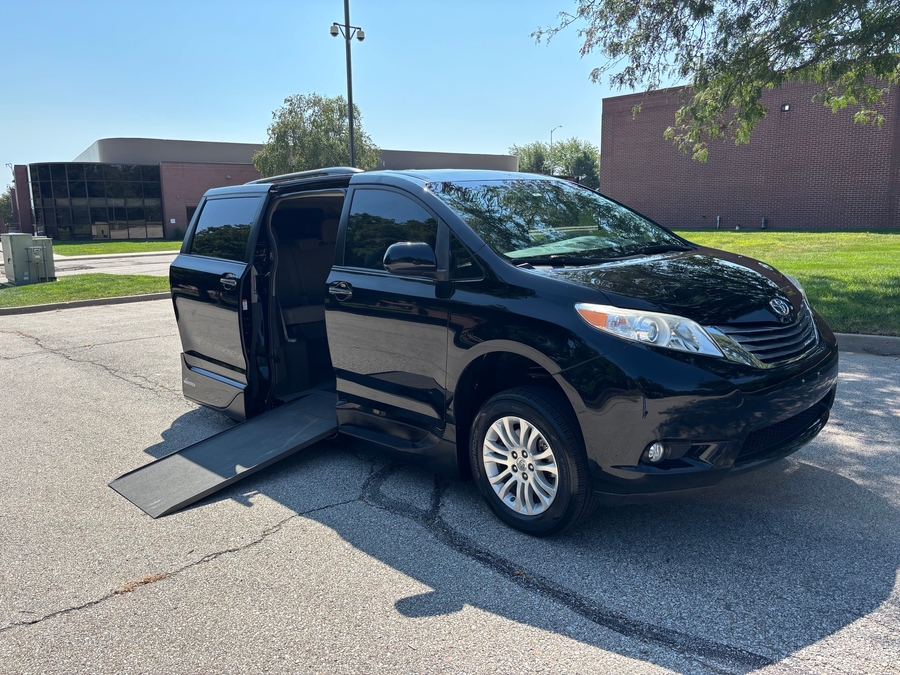 Used 2017 Toyota Sienna XLE - VMI Side Entry In Floor Automatic Ramp
