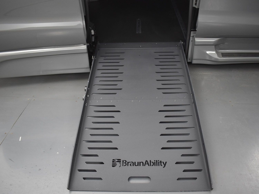 New 2025 Chrysler Pacifica Select Safety - BraunAbility Side Entry Entry Fold Out Automatic Ramp