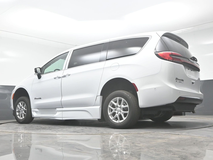New 2025 Chrysler Pacifica Select Safety - BraunAbility Side Entry Entry In Floor Automatic Ramp