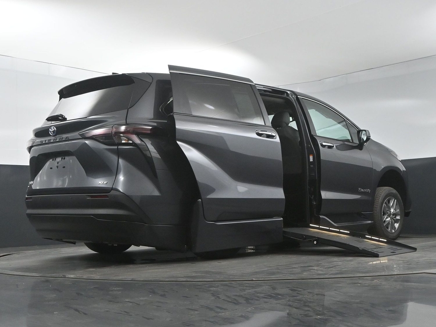 New 2025 Toyota Sienna Hybrid XLE Base - BraunAbility Side Entry Entry Fold Out Automatic Ramp