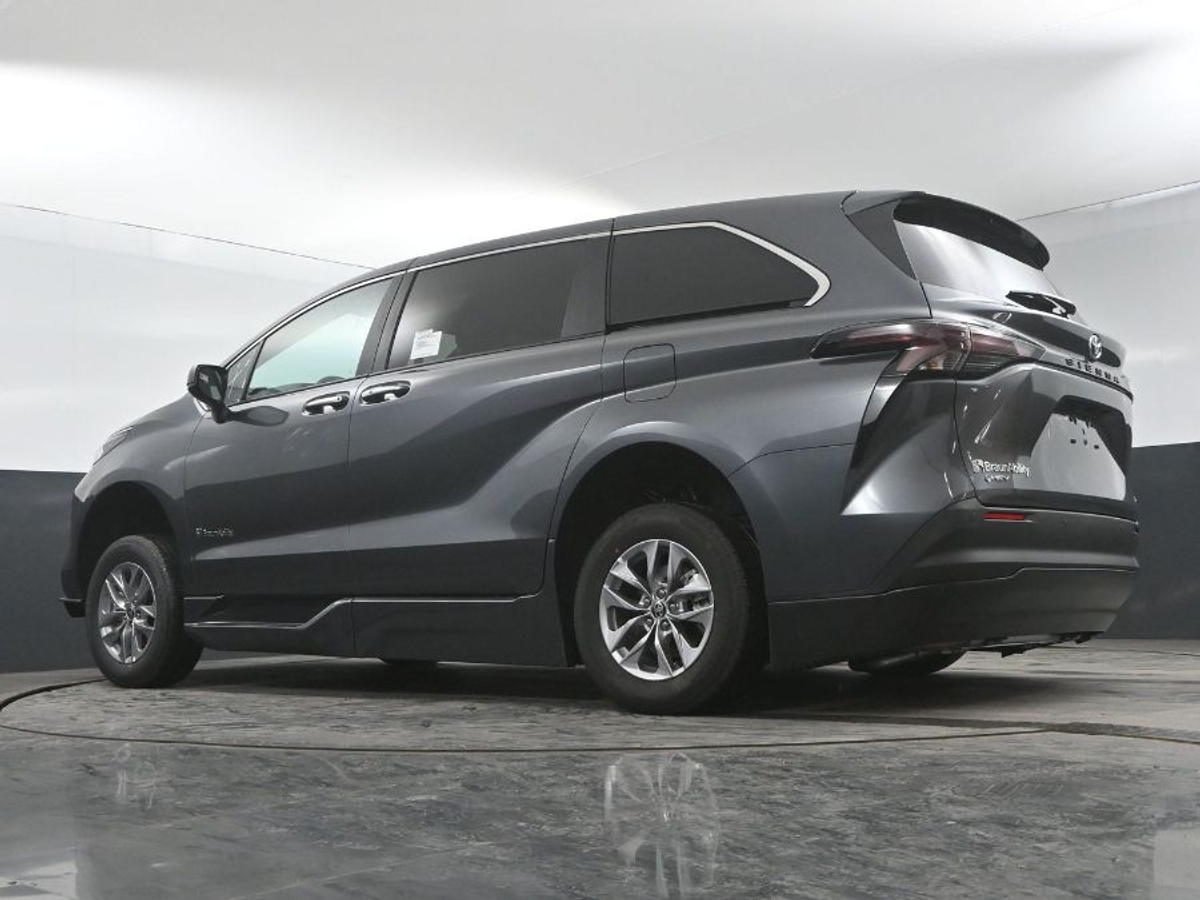 Grey Toyota Sienna image number 14