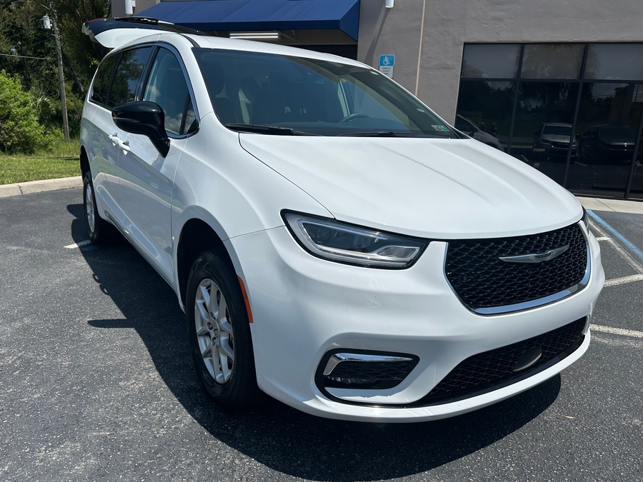 White Chrysler Pacifica image number 2