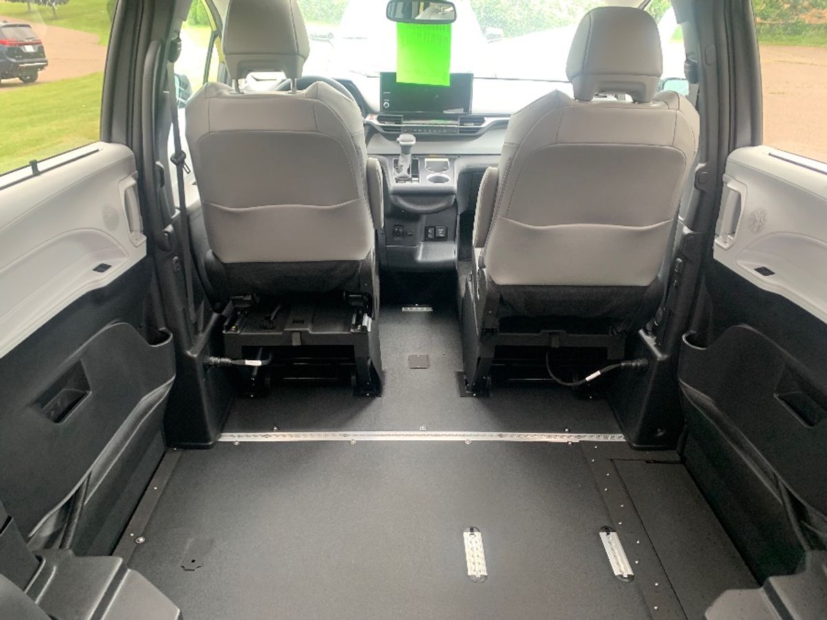 Metallic Gray Toyota Sienna image number 16