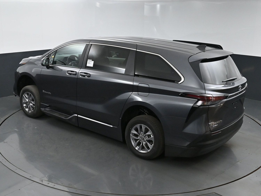 New 2025 Toyota Sienna Hybrid LE - BraunAbility Side Entry Entry Fold Out Automatic Ramp