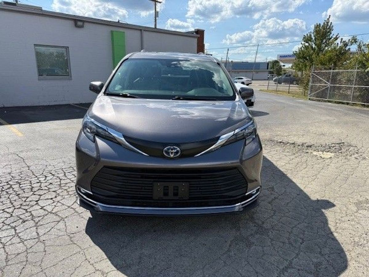 Grey Toyota Sienna image number 7