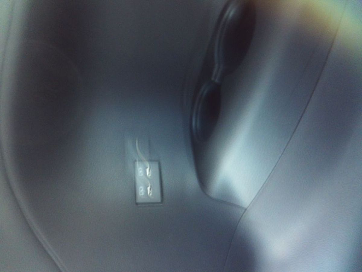 Grey Toyota Sienna image number 3