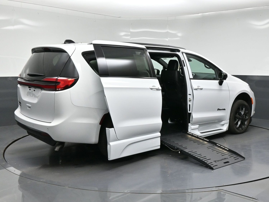 New 2026 Chrysler Pacifica Select Sport - BraunAbility Side Entry Fold Out Automatic Ramp