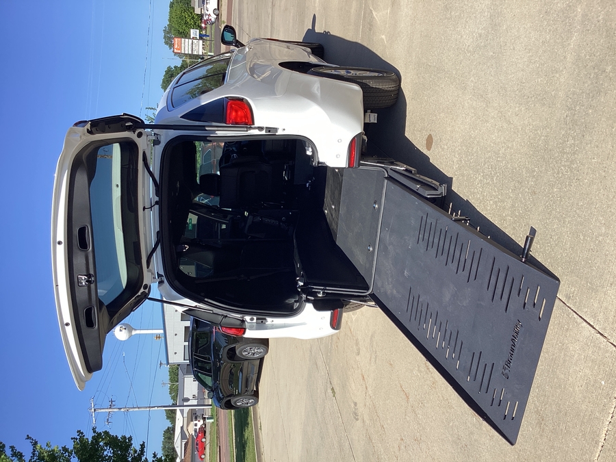 White Chrysler Voyager image number 11