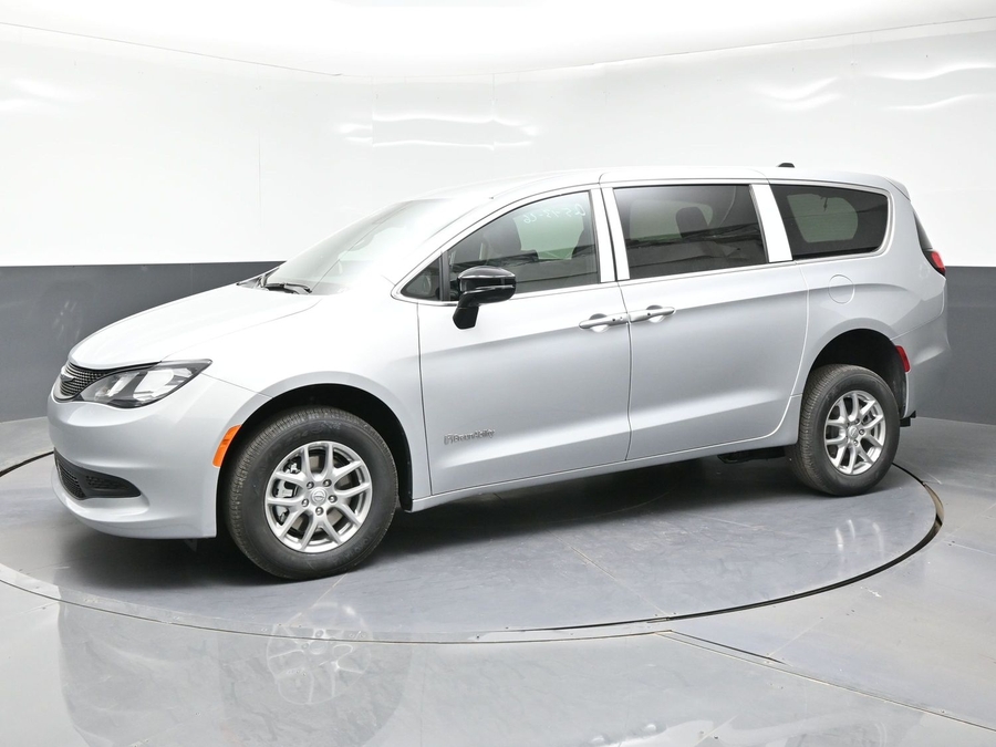 Silver Chrysler Voyager image number 2