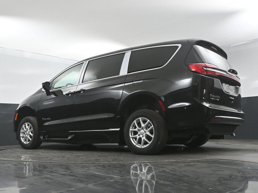Black Chrysler Pacifica image number 20
