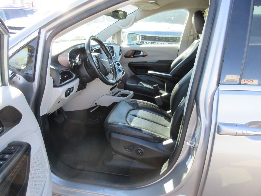 Silver Chrysler Pacifica image number 9