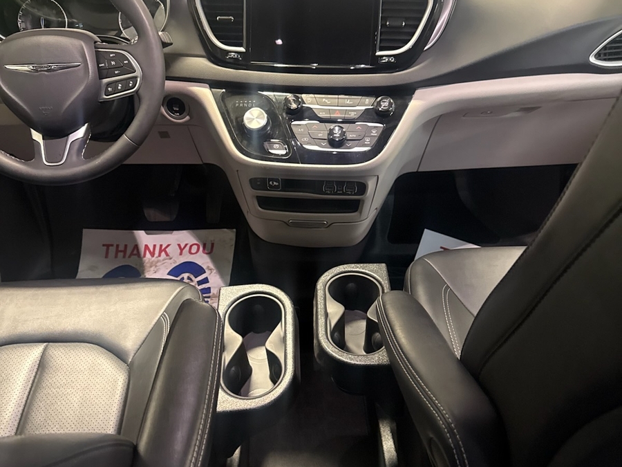 Black Chrysler Pacifica image number 7