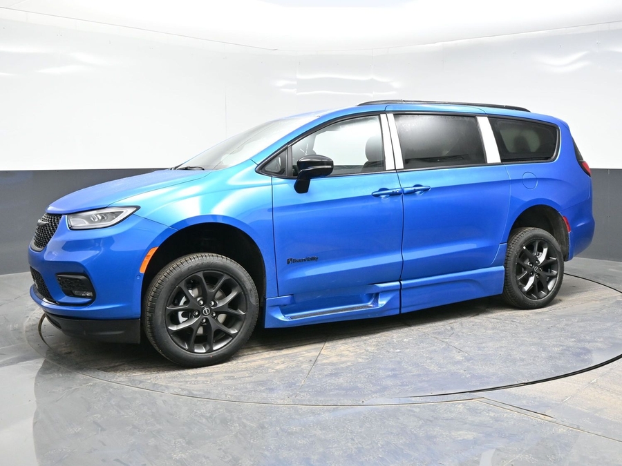 New 2026 Chrysler Pacifica Select Sport - BraunAbility Side Entry Entry In Floor Automatic Ramp