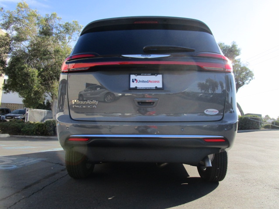 New 2025 Chrysler Pacifica Select Safety - BraunAbility Side Entry Entry Fold Out Automatic Ramp