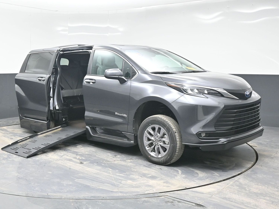 New 2025 Toyota Sienna Hybrid XLE Plus - BraunAbility Side Entry Entry Fold Out Automatic Ramp