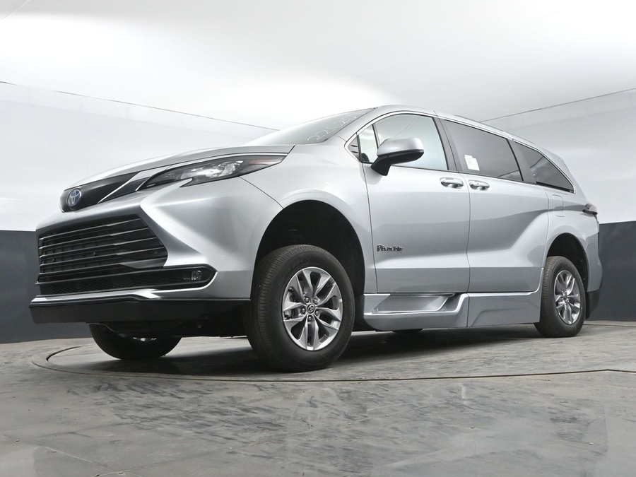 New 2025 Toyota Sienna Hybrid XLE Plus - BraunAbility Side Entry Entry In Floor Automatic Ramp