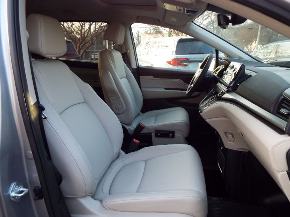 Silver Honda Odyssey image number 19