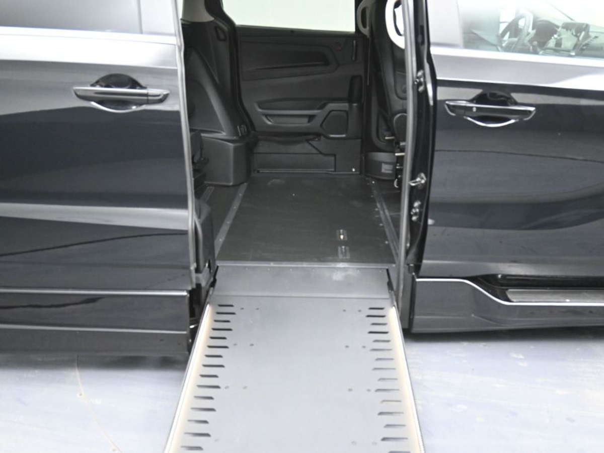 Black Honda Odyssey image number 11