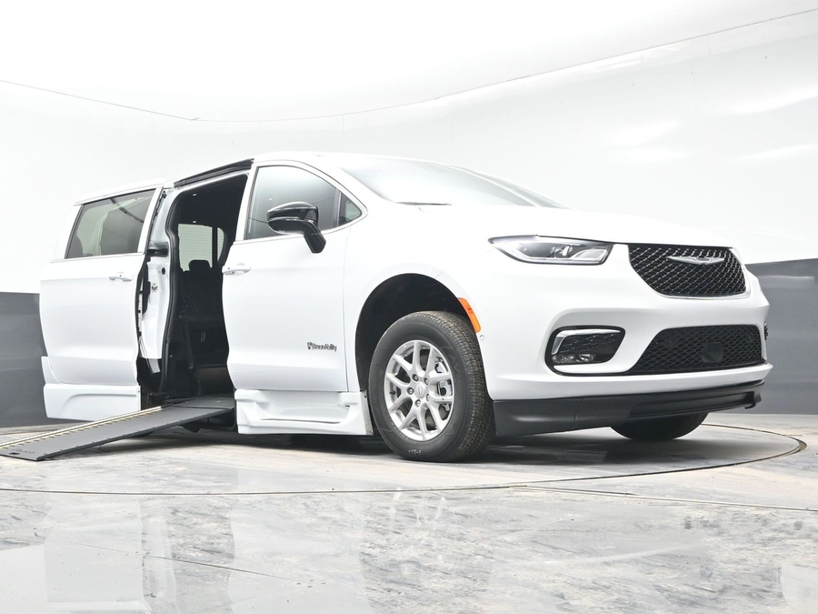 White Chrysler Pacifica image number 18