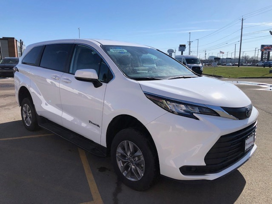 New 2026 Toyota Sienna Hybrid LE - BraunAbility Commercial Rear Entry Fold Out Manual Ramp