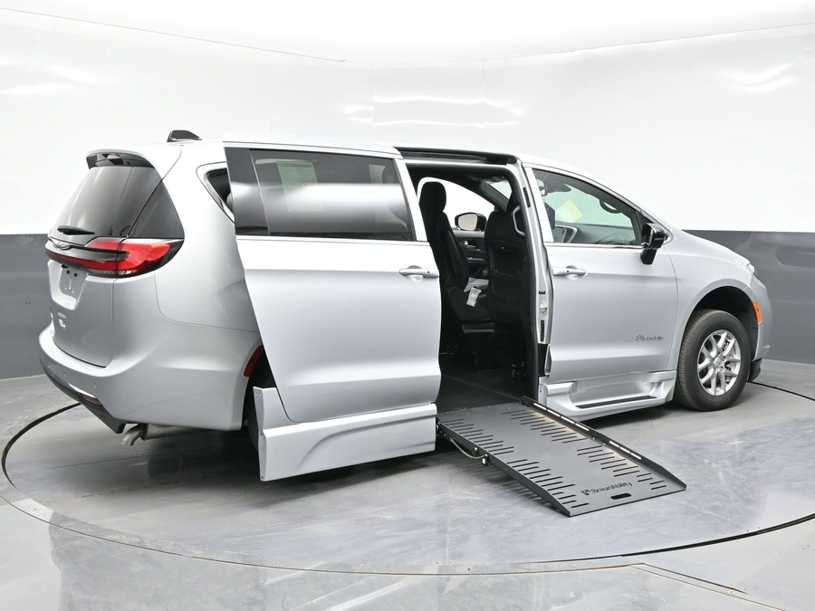 Silver Chrysler Pacifica image number 4