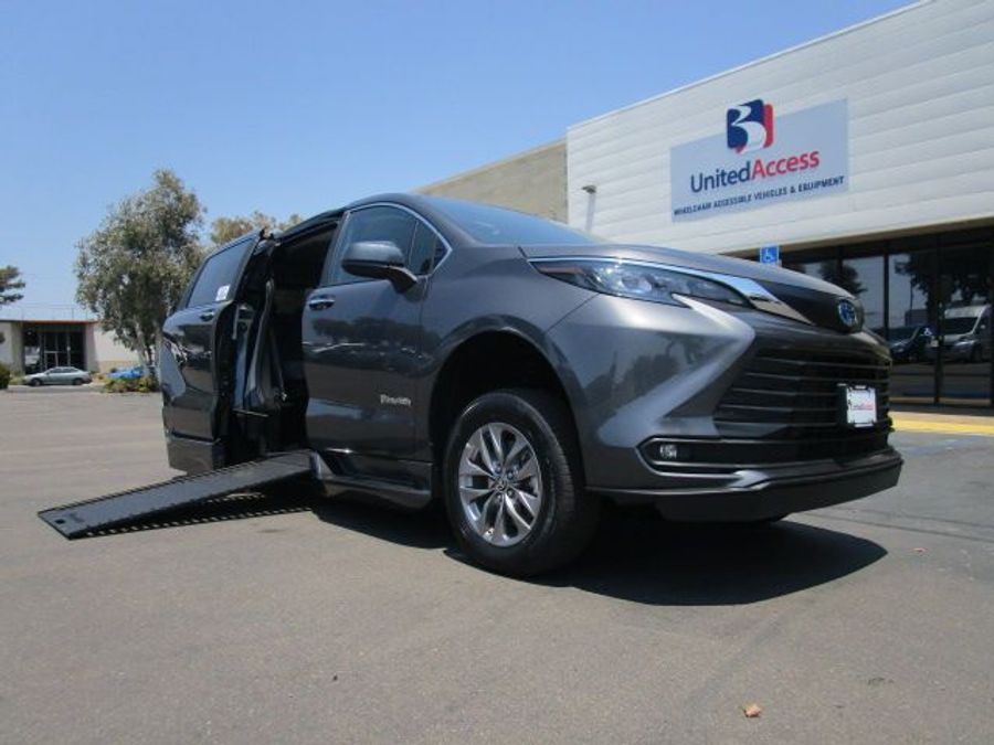 New 2025 Toyota Sienna Hybrid XLE Plus - BraunAbility Side Entry Entry In Floor Automatic Ramp