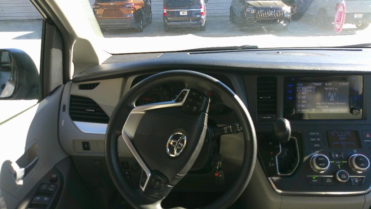 2017 TOYOTA SIENNA - Image 10