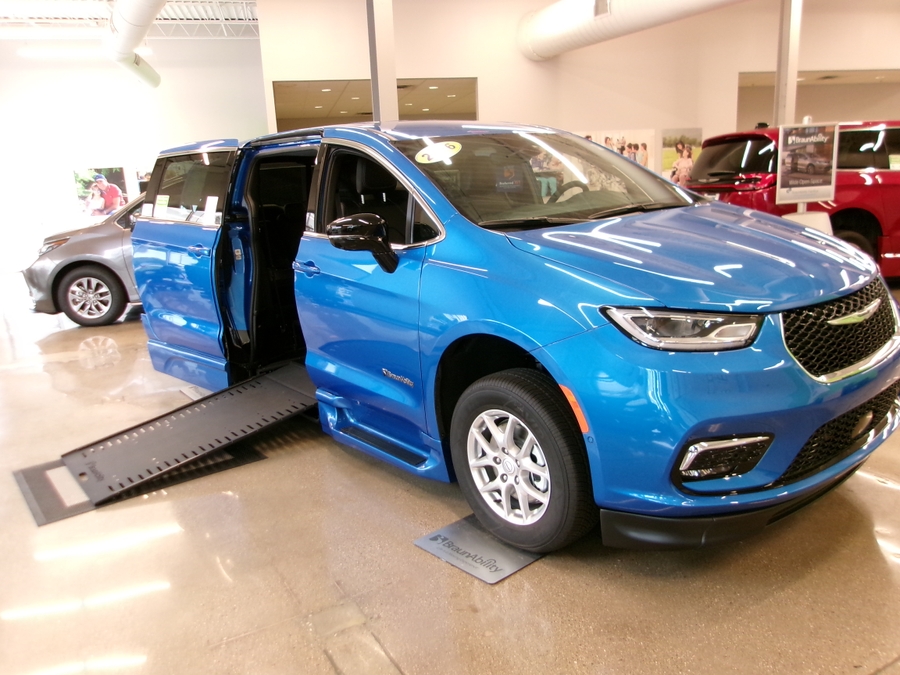 Blue Chrysler Pacifica image number 34