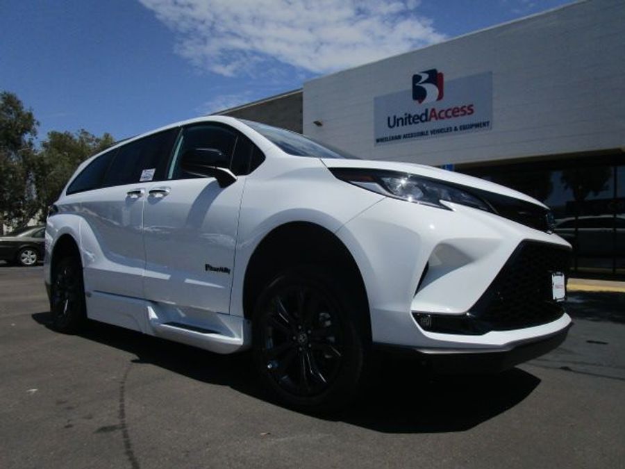New 2025 Toyota Sienna Hybrid XSE Sport - BraunAbility Side Entry Entry Fold Out Automatic Ramp