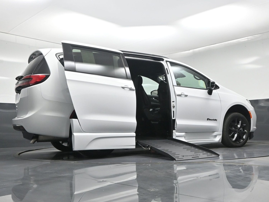 White Chrysler Pacifica image number 18