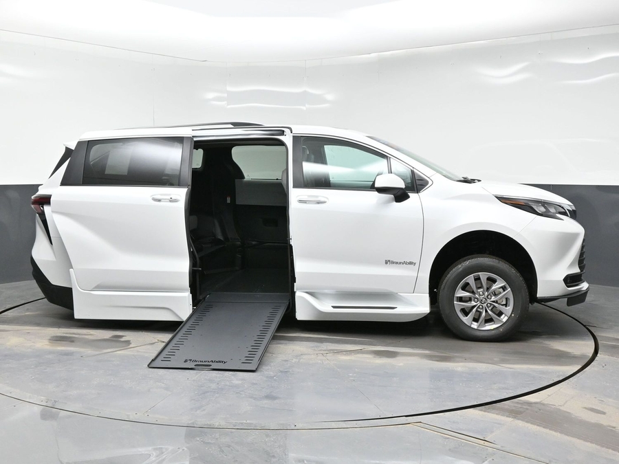 New 2026 Toyota Sienna Hybrid XLE Add - BraunAbility Side Entry Entry In Floor Automatic Ramp