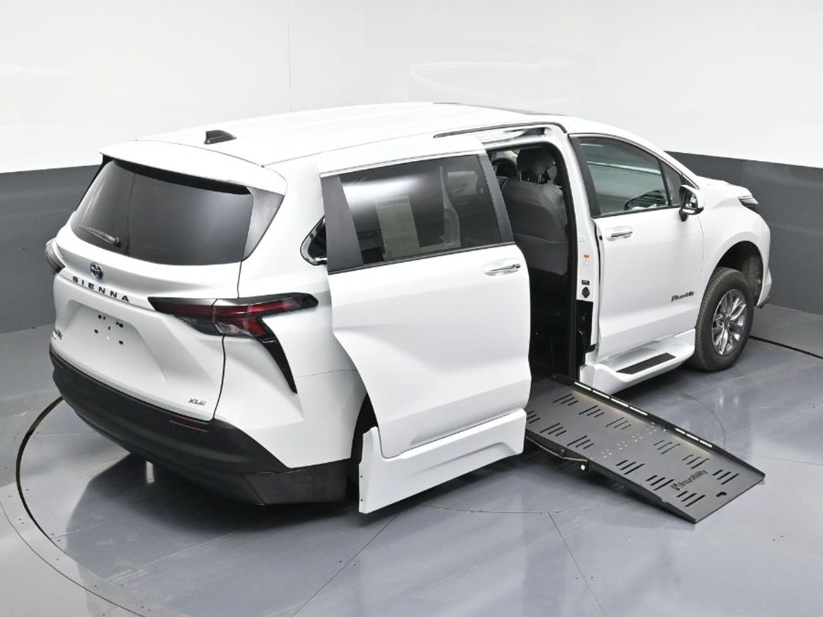 2025 TOYOTA SIENNA - Image 25