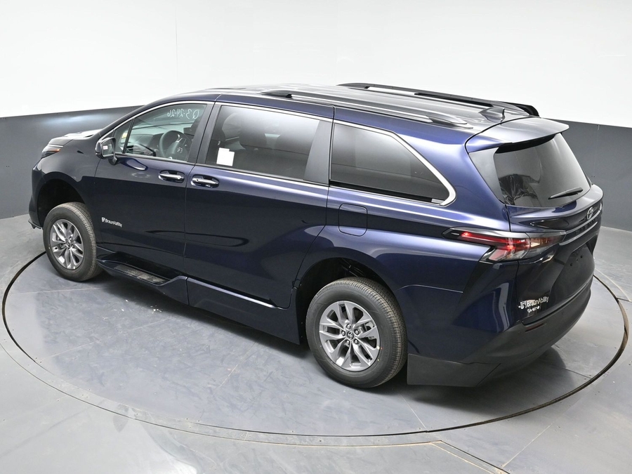 Blue Toyota Sienna image number 24