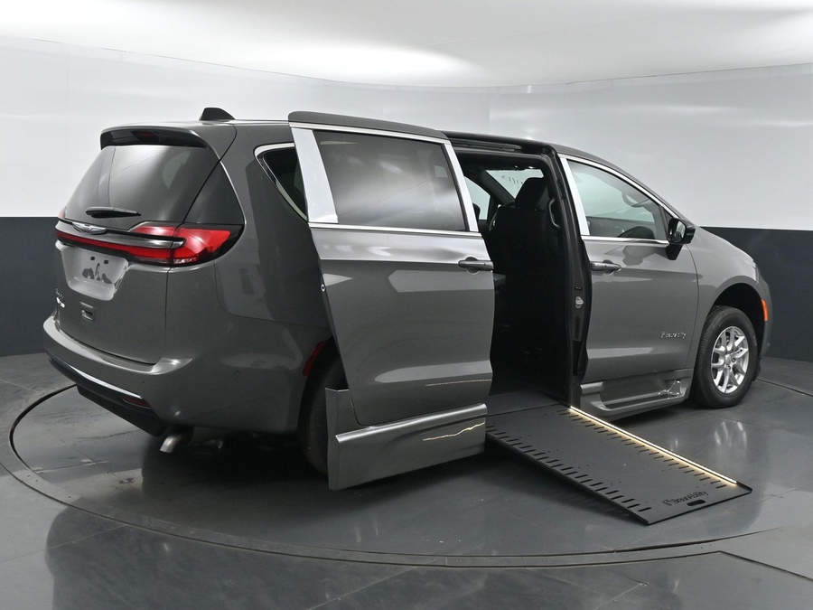 New 2025 Chrysler Pacifica Select Safety - BraunAbility Side Entry Entry In Floor Automatic Ramp
