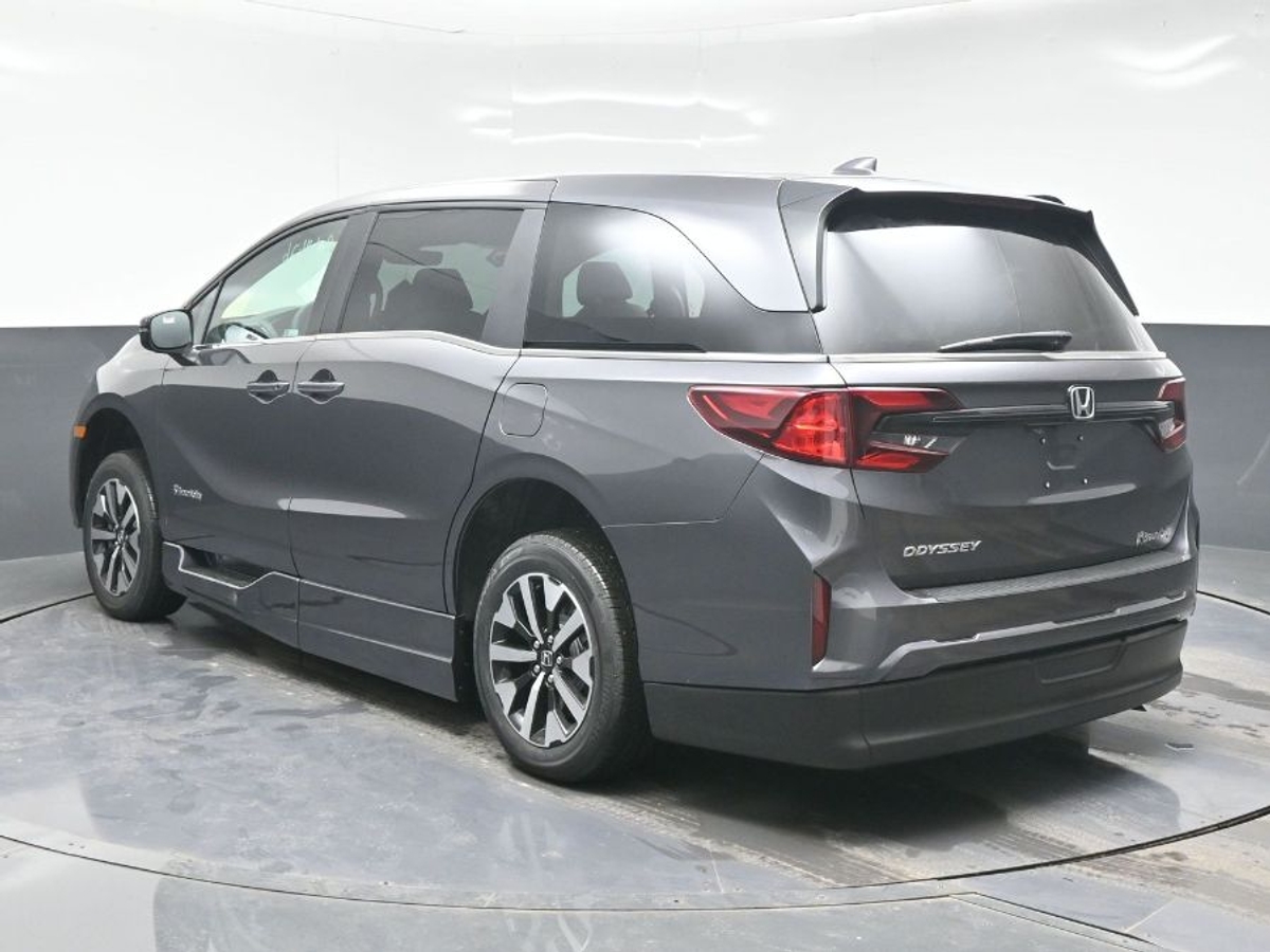 Grey Honda Odyssey image number 4
