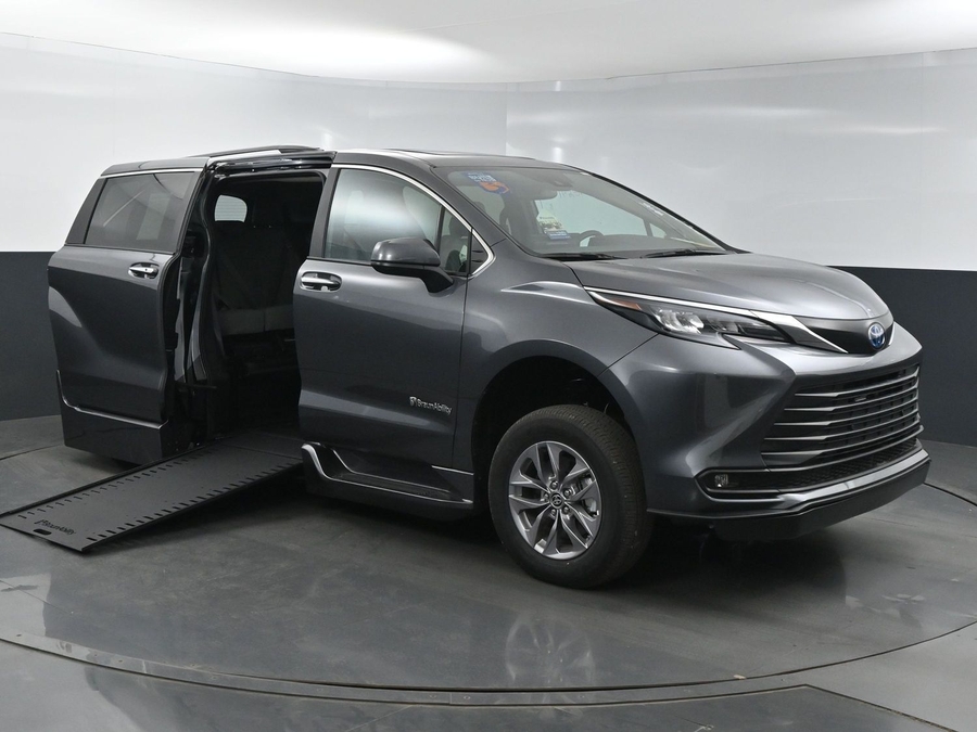 New 2025 Toyota Sienna Hybrid XLE Plus - BraunAbility Side Entry Entry In Floor Automatic Ramp