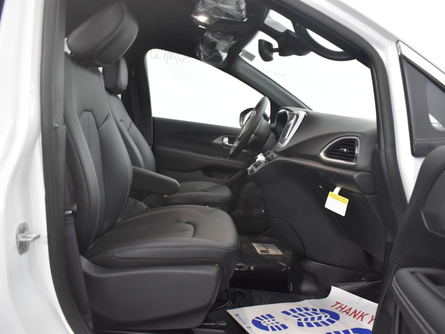 New 2025 Chrysler Voyager LX w MID ROW SEAT - BraunAbility Commercial Side Entry In Floor Manual Ramp