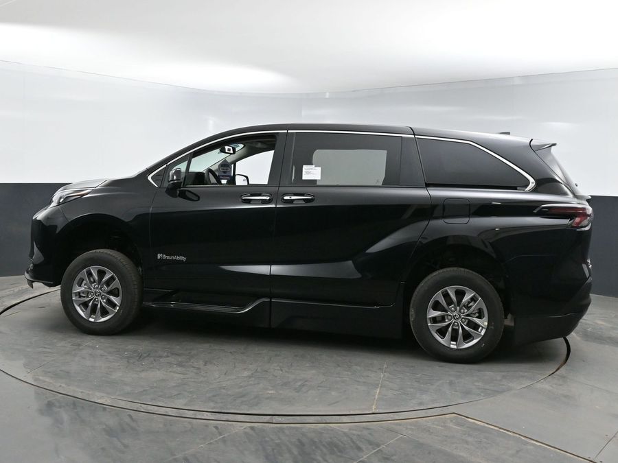 New 2025 Toyota Sienna Hybrid XLE Base - BraunAbility Side Entry Entry Fold Out Automatic Ramp