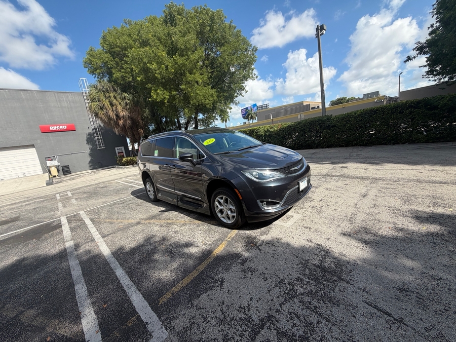 Silver Chrysler Pacifica image number 3