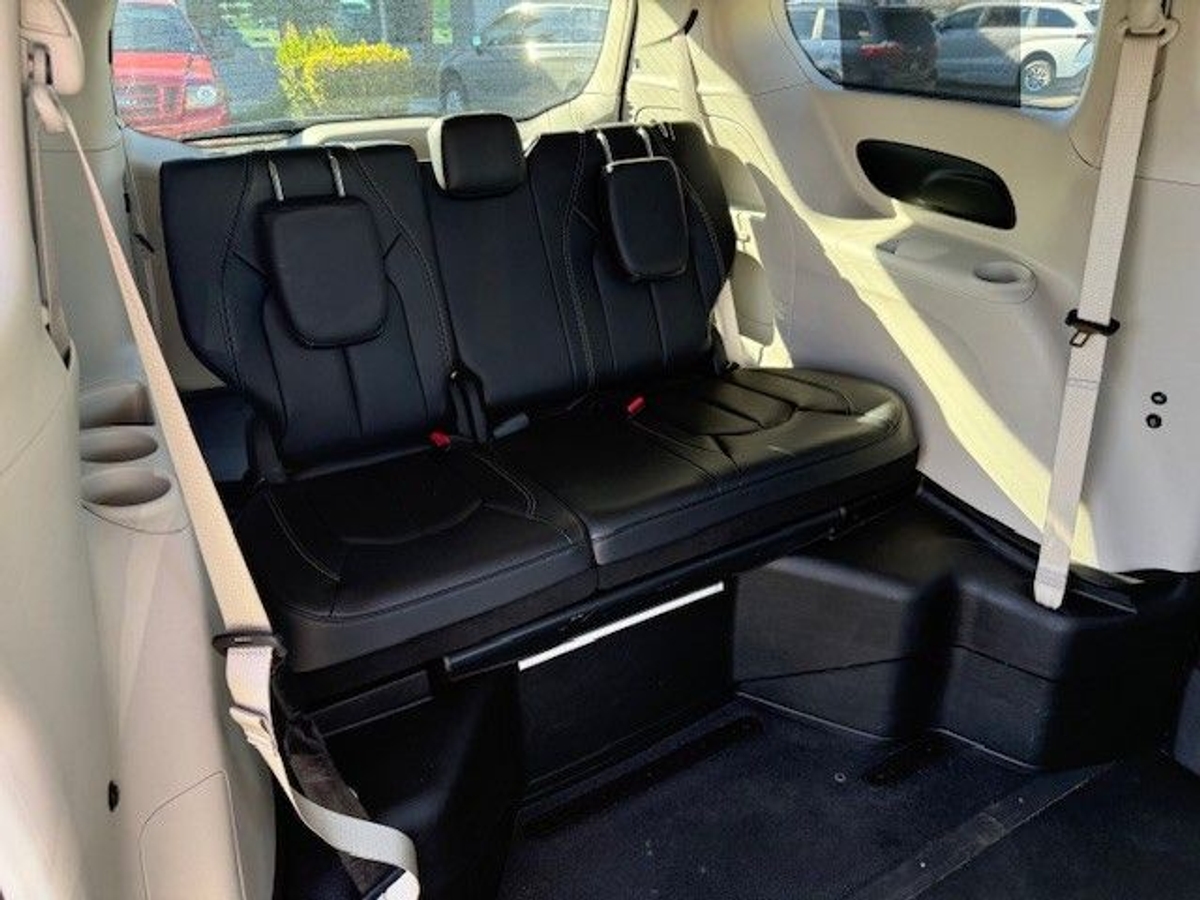 Silver Chrysler Pacifica image number 13