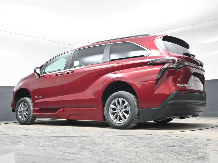 New 2026 Toyota Sienna Hybrid XLE Base - BraunAbility Side Entry Fold Out Automatic Ramp