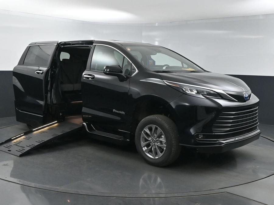 New 2025 Toyota Sienna Hybrid XLE Base - BraunAbility Side Entry Entry Fold Out Automatic Ramp
