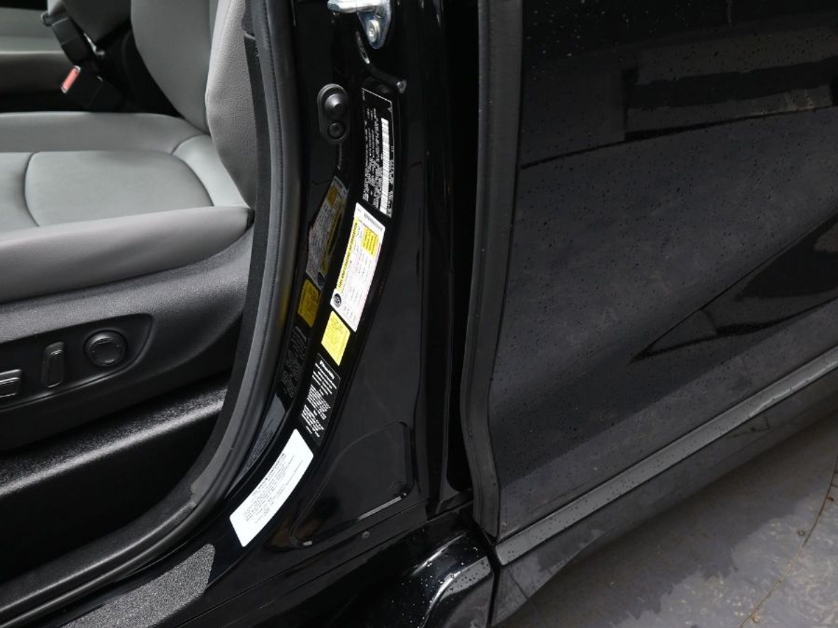 Black Toyota Sienna image number 19