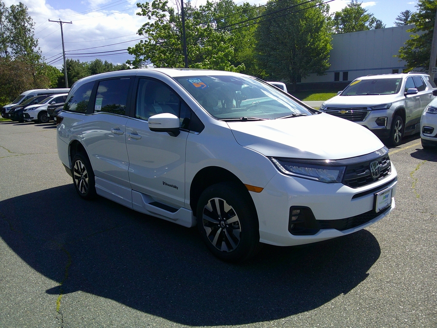 White Honda Odyssey image number 2