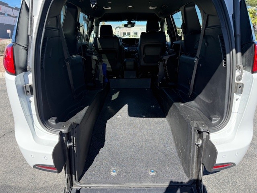 White Chrysler Voyager image number 12