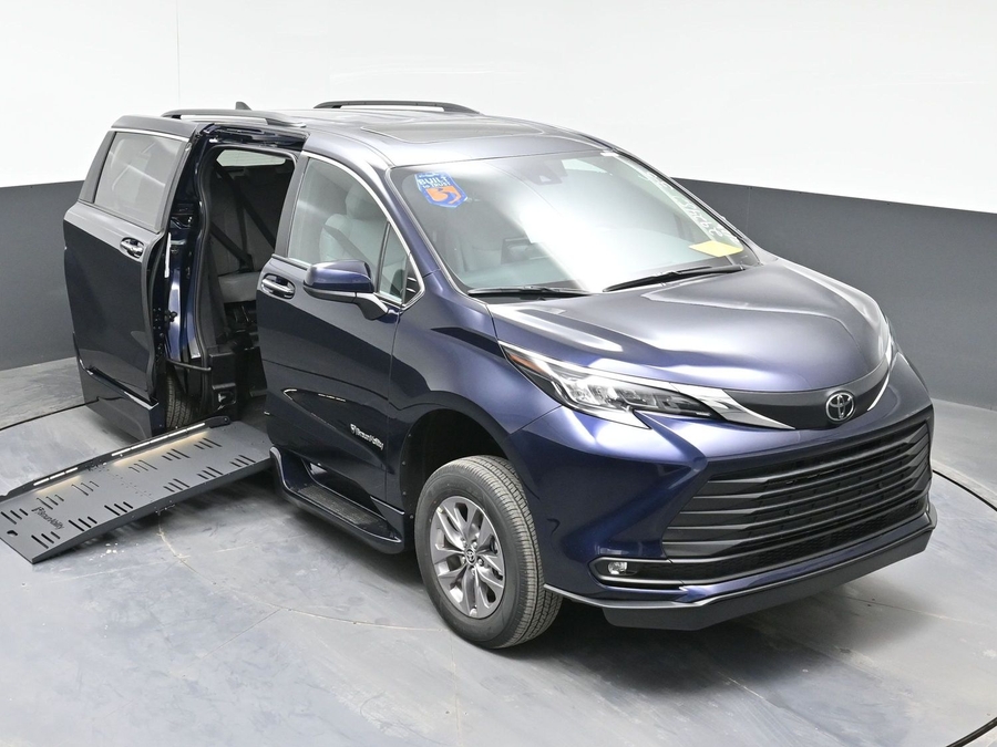 New 2026 Toyota Sienna Hybrid XLE Base - BraunAbility Side Entry Entry Fold Out Automatic Ramp
